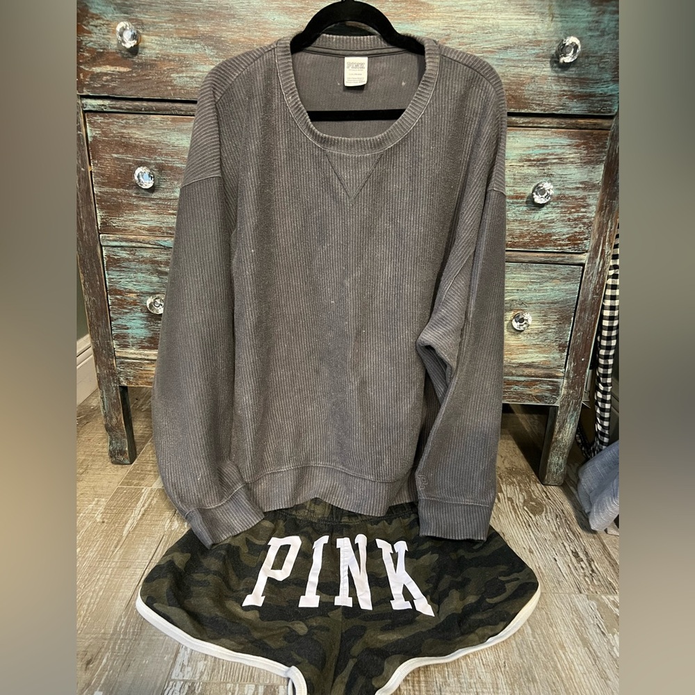 EUC💗PINK VS SET Sz-L!Rib Fleece Gray
Crew Pullover & Varsity CAMO Fleece Shorts!